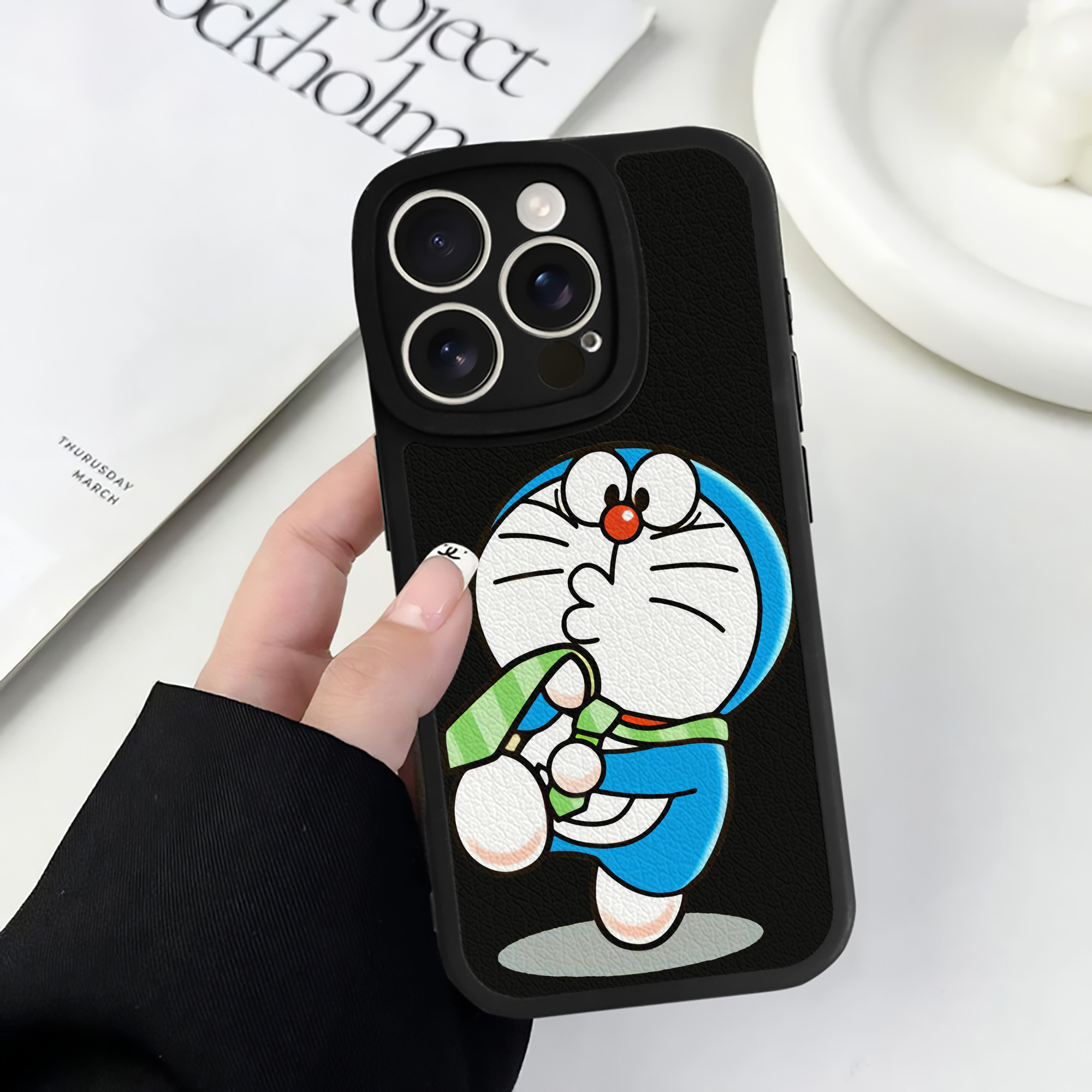 （画像用） ドラえもん Doraemon 【iPhone 16シリーズ対応】シリコンスマホケース（レザー調） 材質：シリコン